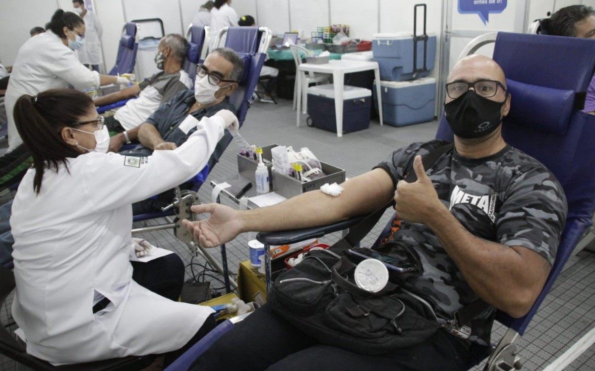 Alexandre de Sá, de 47 anos, realiza doação no Largo da Carioca - Marcos Porto/Agência O Dia