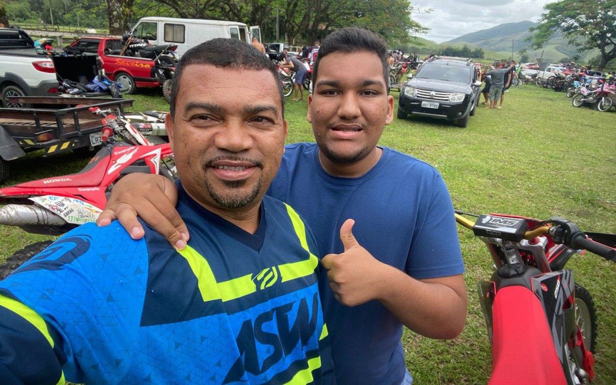 Vereador Aur&eacute;lio Barros, autor do projeto, com filho autista Jo&atilde;o Paulo (18)