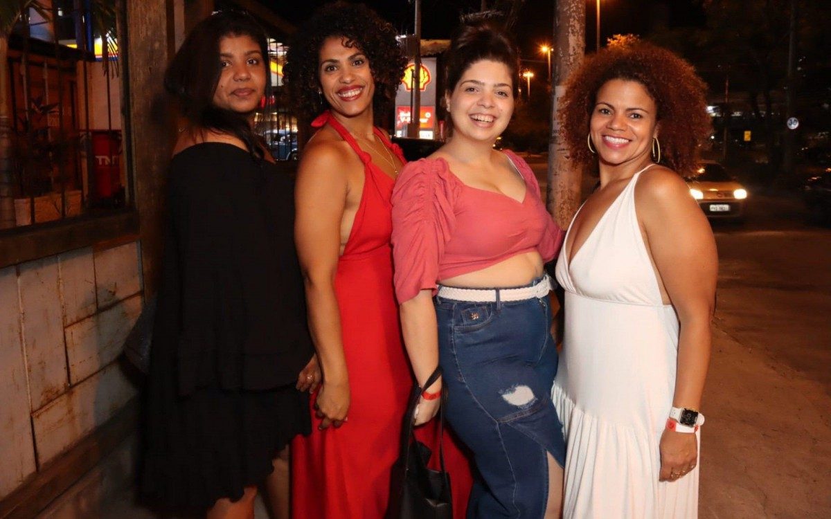 Elenco da novela 'Quanto Mais Vida Melhor' se re&uacute;ne para assistir ao primeiro cap&iacute;tulo