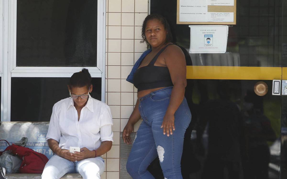 Geral - Apos mortes no Complexo do Salgueiro, familires foram ao IML de Tribobo para libera&ccedil;ao dos corpos.