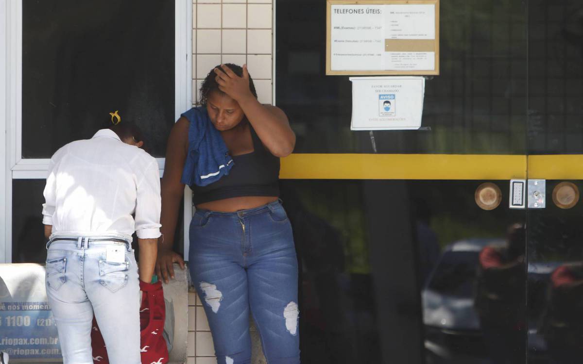 Geral - Apos mortes no Complexo do Salgueiro, familires foram ao IML de Tribobo para libera&ccedil;ao dos corpos.