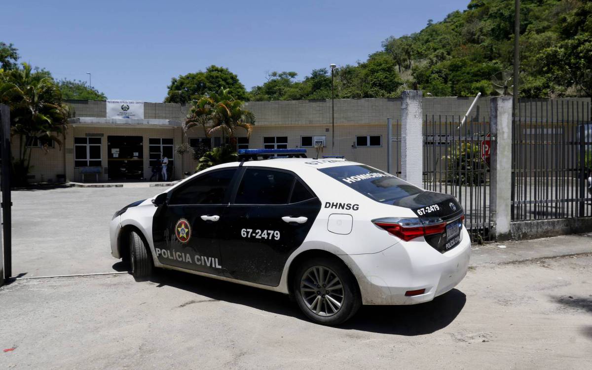 Geral - Apos mortes no Complexo do Salgueiro, familires foram ao IML de Tribobo para libera&ccedil;ao dos corpos.