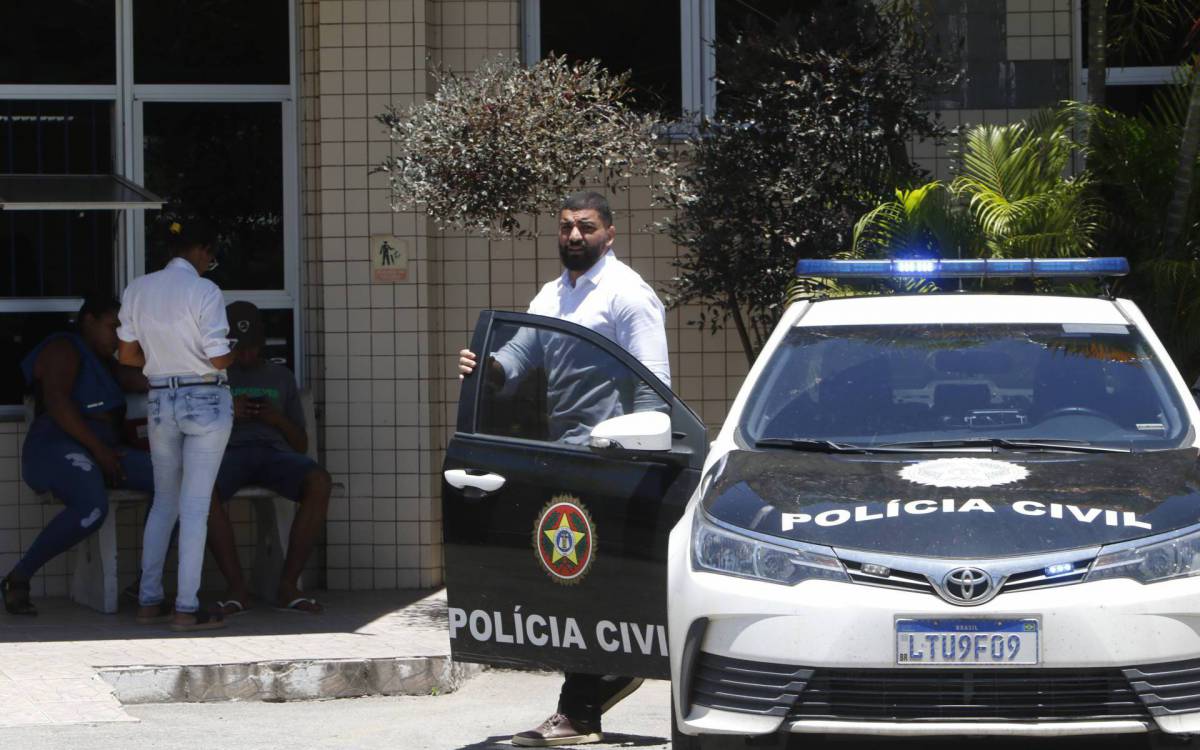 Geral - Apos mortes no Complexo do Salgueiro, familires foram ao IML de Tribobo para libera&ccedil;ao dos corpos.