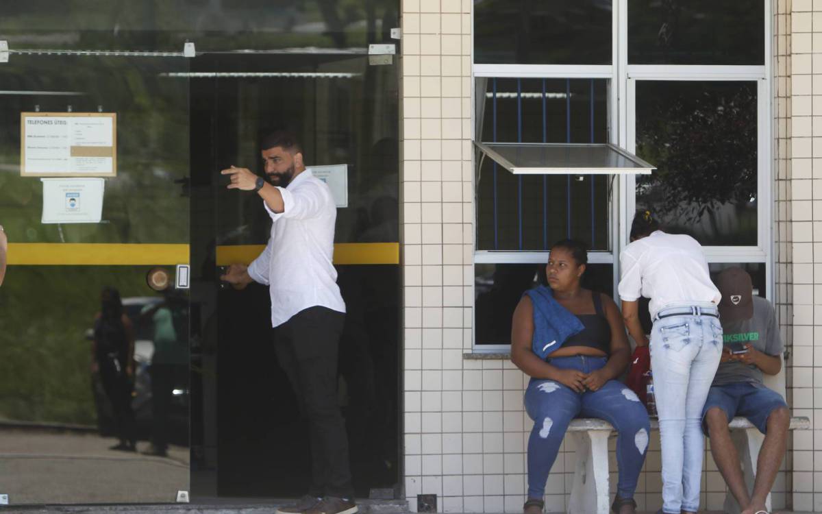 Geral - Apos mortes no Complexo do Salgueiro, familires foram ao IML de Tribobo para libera&ccedil;ao dos corpos.