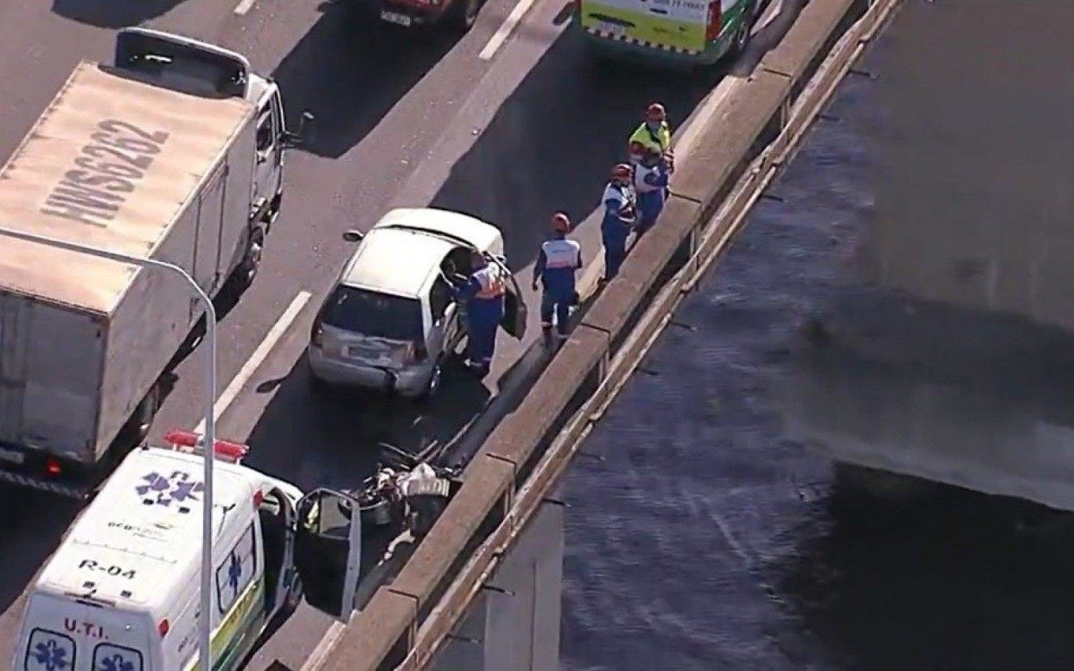 Moto atingiu a traseira de um veículo e motociclista foi arremessado da ponte - Reprodução / TV Globo