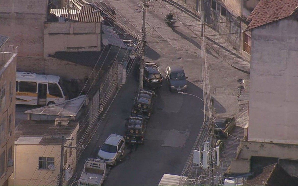 Viaturas da PF na Rua Bar&atilde;o de Petr&oacute;polis