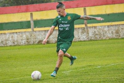 Com passagens por Botafogo e Flamengo, jogador pode reforçar clube da Série D