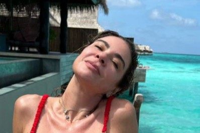 Que amor! Luciana Gimenez usa biquíni divertido nas Ilhas Maldivas