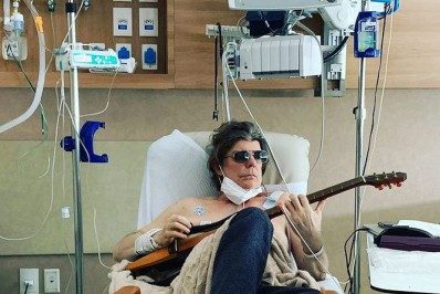 Após cirurgia para retirada de tumor, Branco Mello posa com violão durante a fisioterapia 