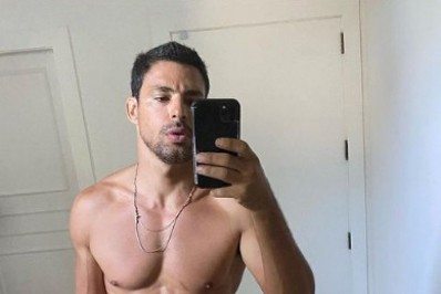 Cauã Reymond posa sem camisa após treino e internautas vão à loucura