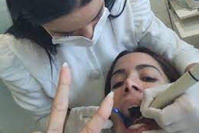 Anitta aproveita vinda ao Brasil para ir no dentista