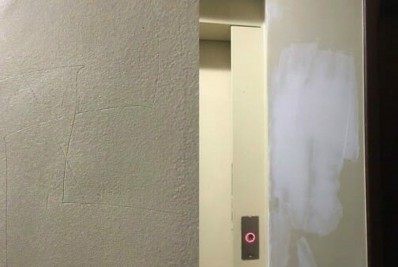 Mulher denuncia suástica nazista desenhada ao lado de seu apartamento