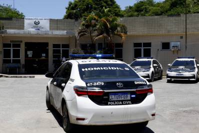 Fuzis usados em operação da PM no Complexo do Salgueiro são entregues à DH