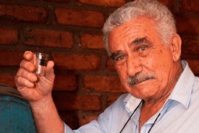 Alerj aprova entrega da Medalha Tiradentes a produtor de cachaça premiada