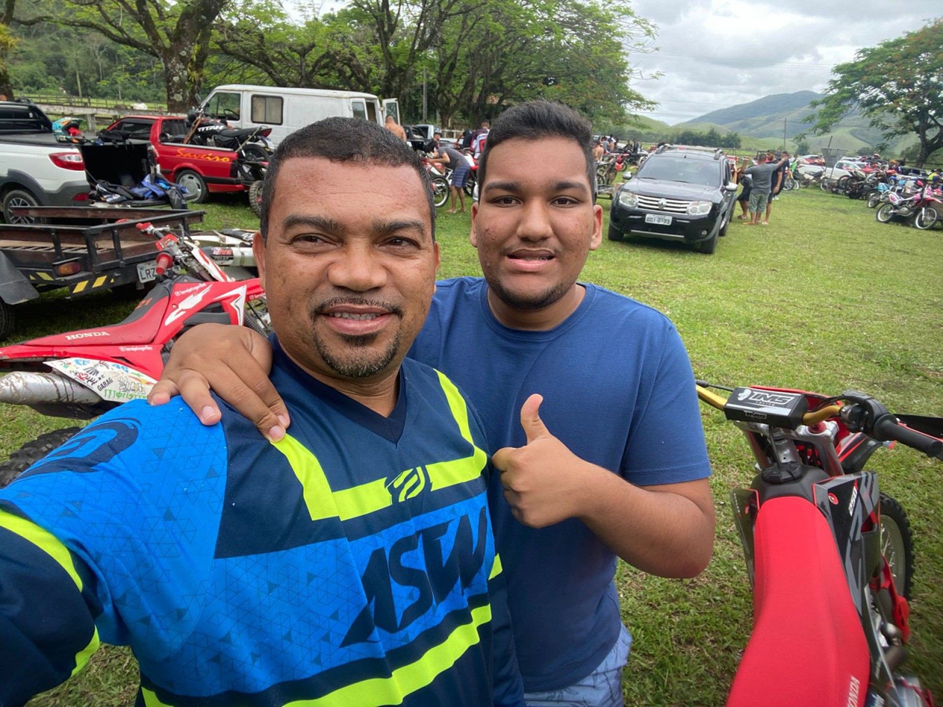 Vereador Aur&eacute;lio Barros, autor do projeto, com filho autista Jo&atilde;o Paulo (18) - Arquivo pessoal 