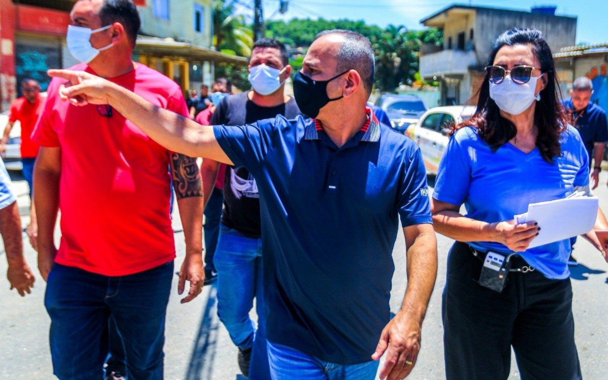 Ao lado do secret&aacute;rio de Conserva&ccedil;&atilde;o, Paulo S&eacute;rgio Luna, o Mano, e da subsecret&aacute;ria de Obras, Ana Titonel, o prefeito Waguinho vistoriou obras