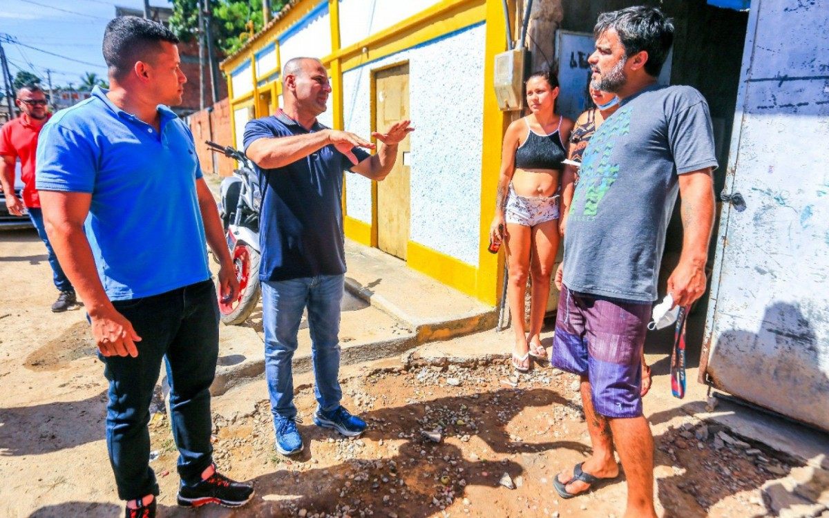 Durante a visita &agrave;s obras, Waguinho conversou com moradores e explicou os projetos para o bairro