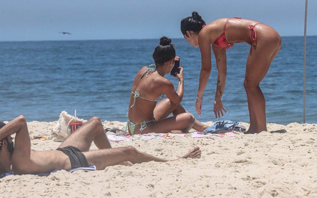 Giullia Buscacio curte dia de sol na Praia do Recreio dos Bandeirantes, na Zona Oeste do Rio
