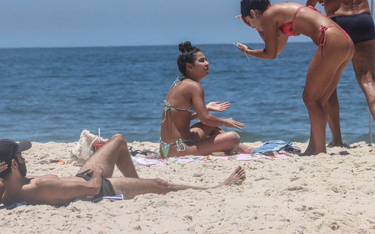 Giullia Buscacio curte dia de sol na Praia do Recreio dos Bandeirantes, na Zona Oeste do Rio