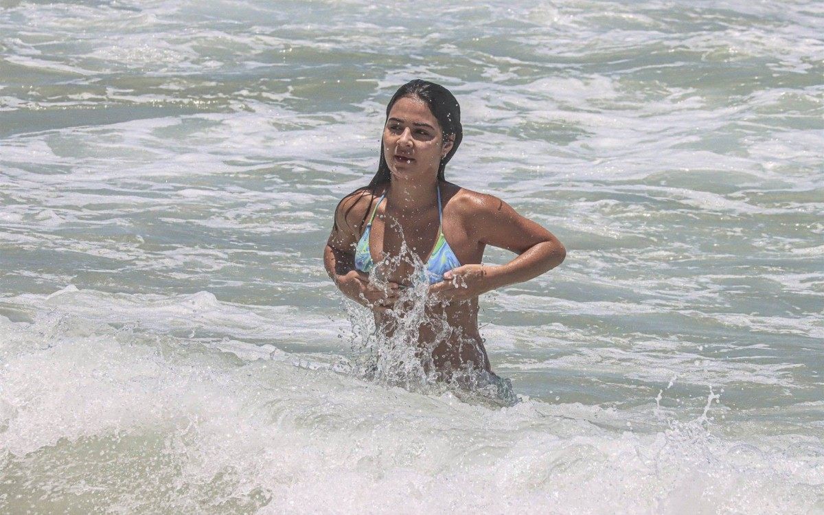 Giullia Buscacio curte dia de sol na Praia do Recreio dos Bandeirantes, na Zona Oeste do Rio