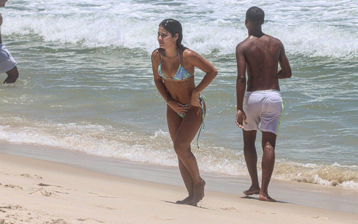 Giullia Buscacio curte dia de sol na Praia do Recreio dos Bandeirantes, na Zona Oeste do Rio