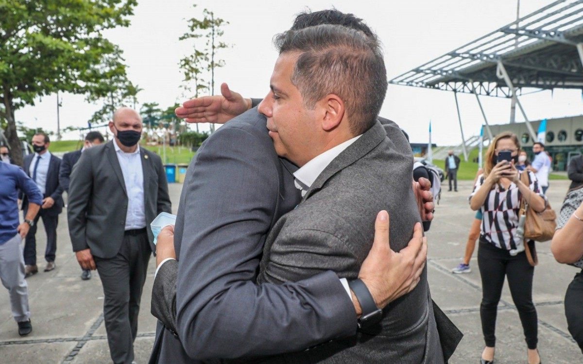 Dr Serginho deu forte abra&ccedil;o em Castro assim que o encontrou na marina da Gl&oacute;ria 