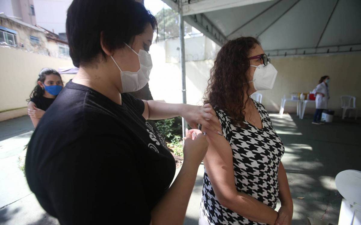 Rio,24/11/2021-TIJUCA,Centro Municipal de Saude Heitor Beltrao , dia de vacinacao contra a gripe, populacao do Rio de Janeiro e convocada pra tomar vacina contra gripe.Na foto. Magi Valim.Foto: Cleber Mendes/Ag&ecirc;ncia O Dia - Cl&eacute;ber Mendes/Ag&ecirc;ncia O DIA