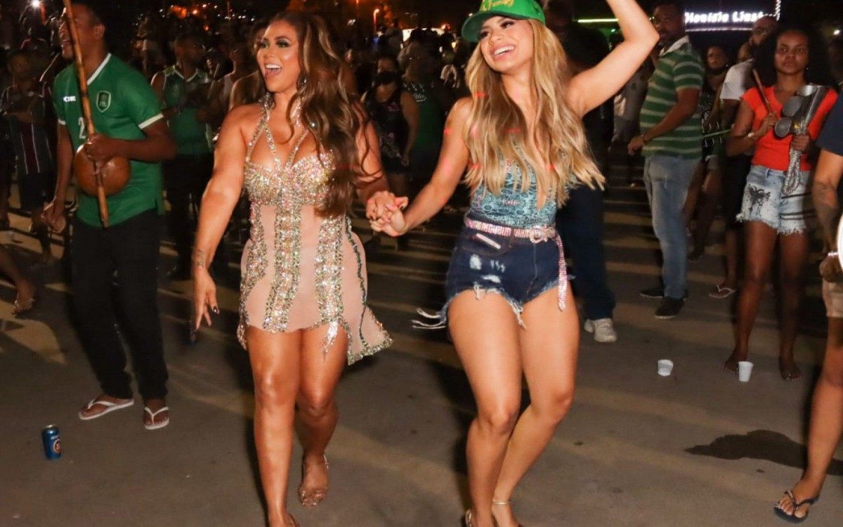 Lexa prestigia a mãe, Darlin Ferrattry, no ensaio do Império Serrano