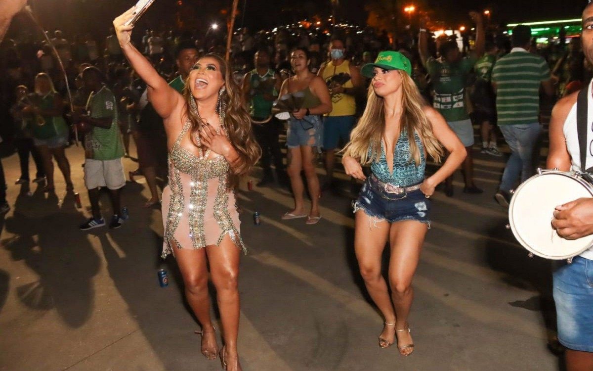 Lexa prestigia a mãe, Darlin Ferrattry, no ensaio de rua da escola de samba Império Serrano, no Parque Madureira, na Zona Norte do Rio, na noite desta terça-feira