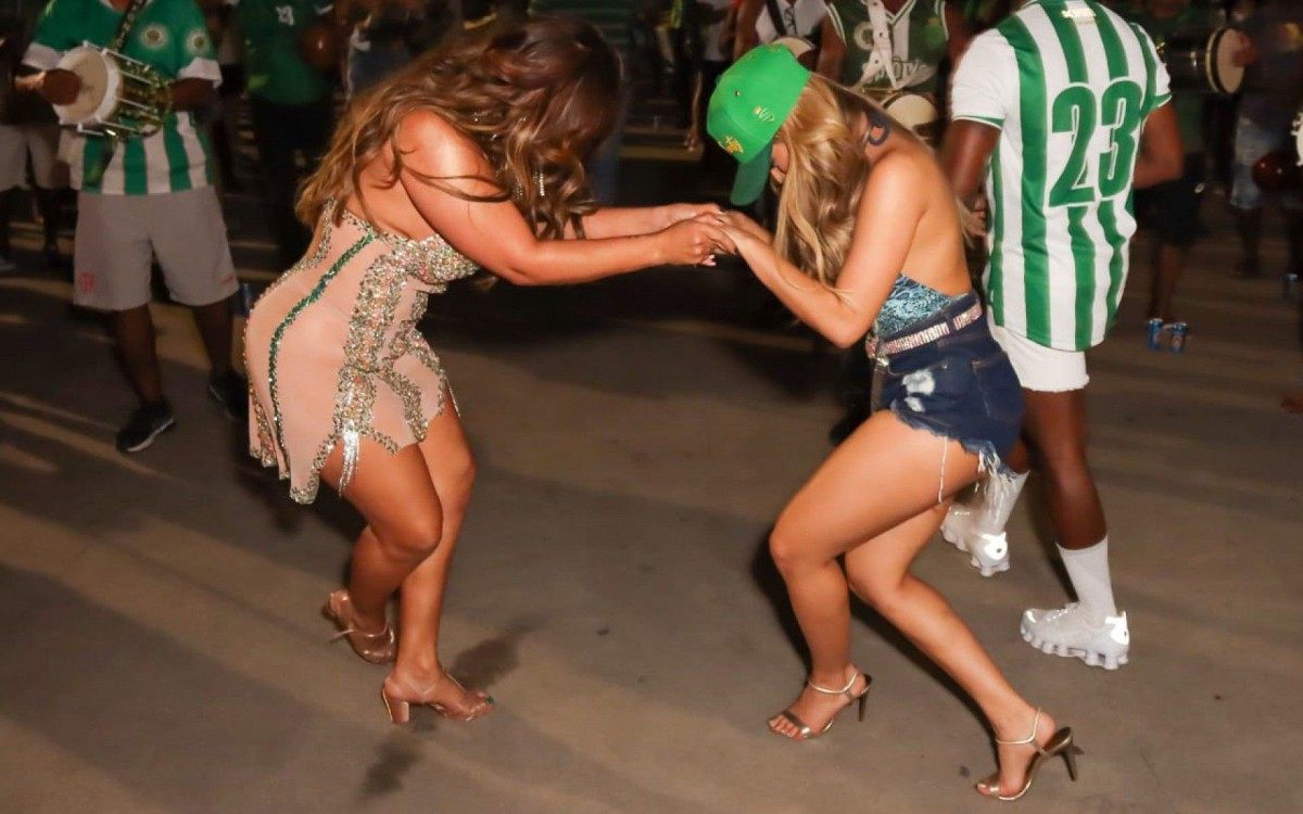 Lexa prestigia a mãe, Darlin Ferrattry, no ensaio de rua da escola de samba Império Serrano, no Parque Madureira, na Zona Norte do Rio, na noite desta terça-feira