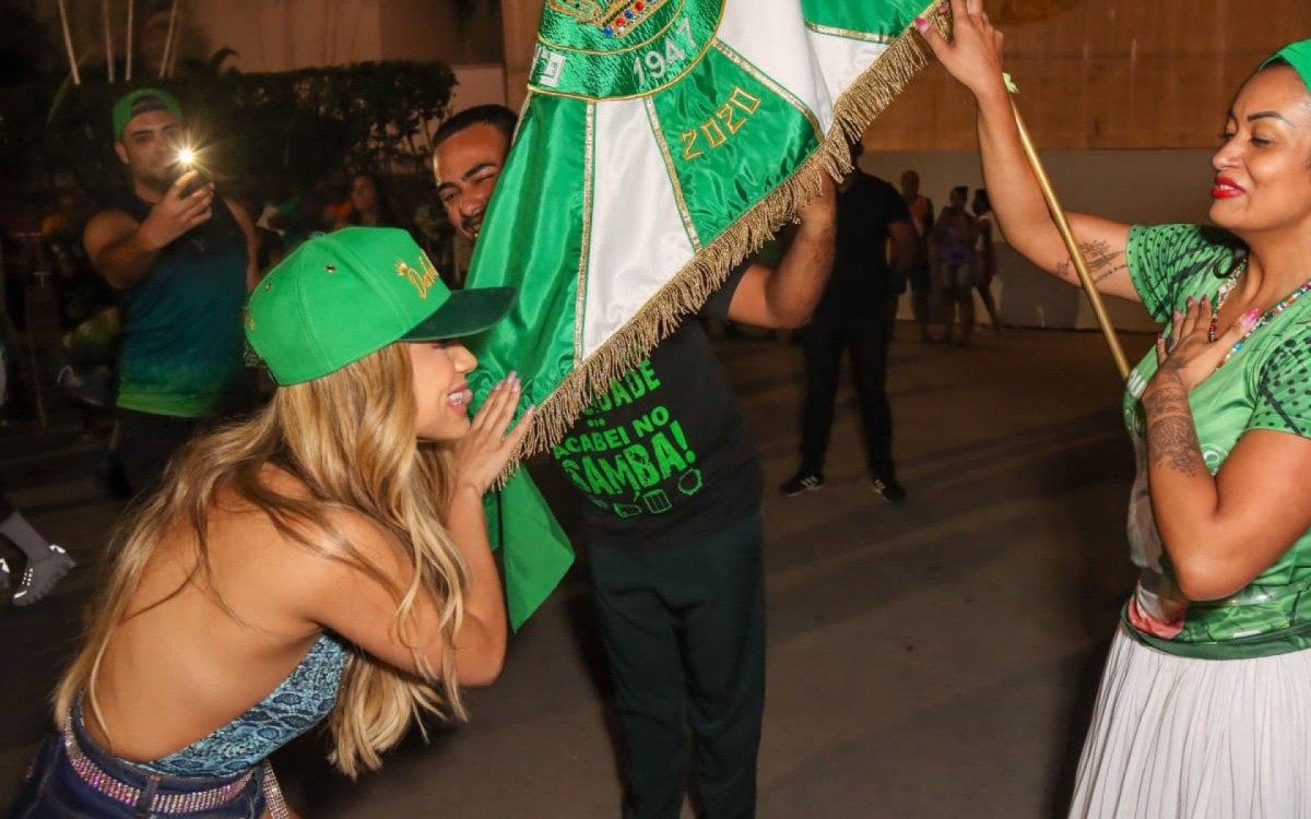 Lexa prestigia a mãe, Darlin Ferrattry, no ensaio de rua da escola de samba Império Serrano, no Parque Madureira, na Zona Norte do Rio, na noite desta terça-feira