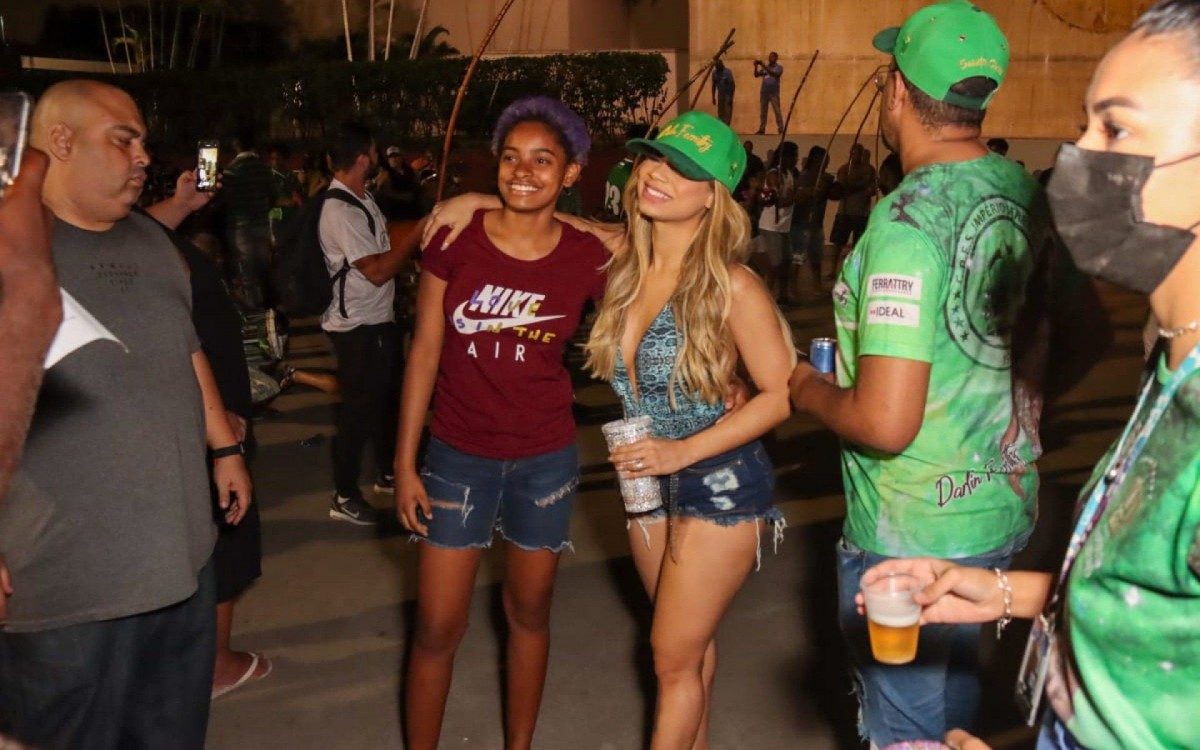 Lexa prestigia a mãe, Darlin Ferrattry, no ensaio de rua da escola de samba Império Serrano, no Parque Madureira, na Zona Norte do Rio, na noite desta terça-feira