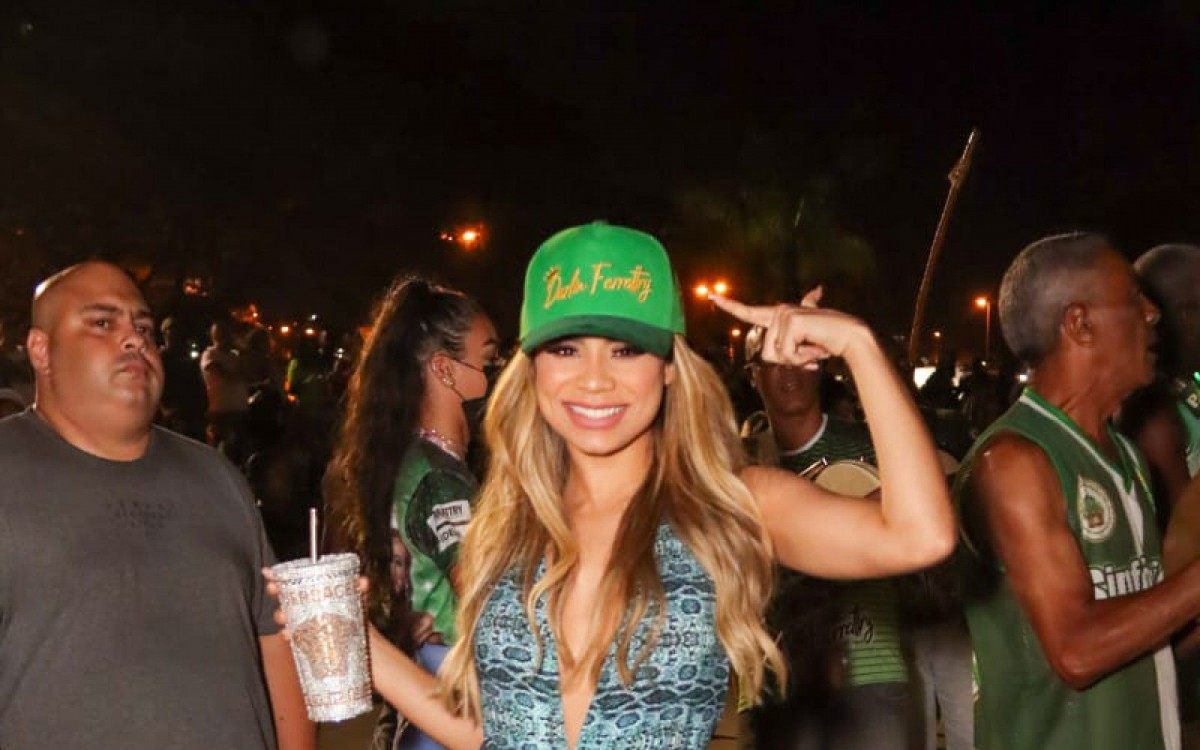 Lexa prestigia a mãe, Darlin Ferrattry, no ensaio de rua da escola de samba Império Serrano, no Parque Madureira, na Zona Norte do Rio, na noite desta terça-feira