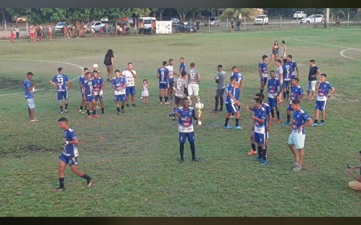 Nescau segura o trof&eacute;u de campe&atilde;o estadual sub-20 pelo S&atilde;o Raimundo Esporte Clube