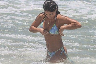 Atriz Giullia Buscacio dá ajeitadinha no biquíni em dia de praia