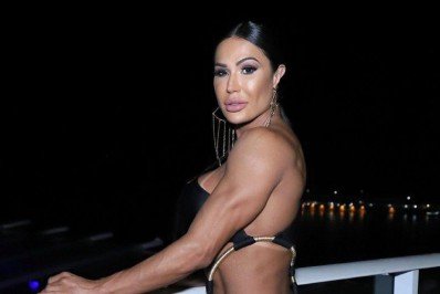 Sem calcinha? Gracyanne Barbosa escolhe modelito ousado para prestigiar lançamento de camarote