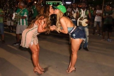 Lexa dá selinho na mãe no ensaio de rua da escola de samba Império Serrano