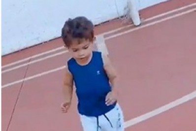 Mãe de Marília Mendonça compartilha vídeo do filho da cantora jogando bola 