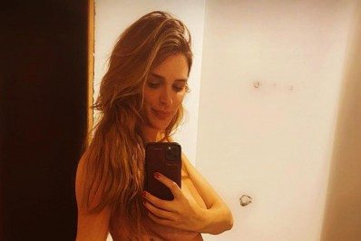 Sem roupa, Rafa Brites mostra barrigão de gravidez