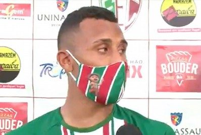 Zagueiro romântico faz apelo para namorada ser liberada de aula para ir a seu jogo: 'Por favor'