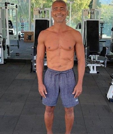 Rom&aacute;rio foi preso em 2009 por pagar pens&atilde;o &agrave; ex-mulher M&ocirc;nica Santoro, com quem tem dois filhos. A d&iacute;vida era de R$ 89 mil e o jogador foi solto 22 horas depois. Ele j&aacute; havia sido preso em 2004 pelo mesmo motivo - Reprodu&ccedil;&atilde;o/Instagram