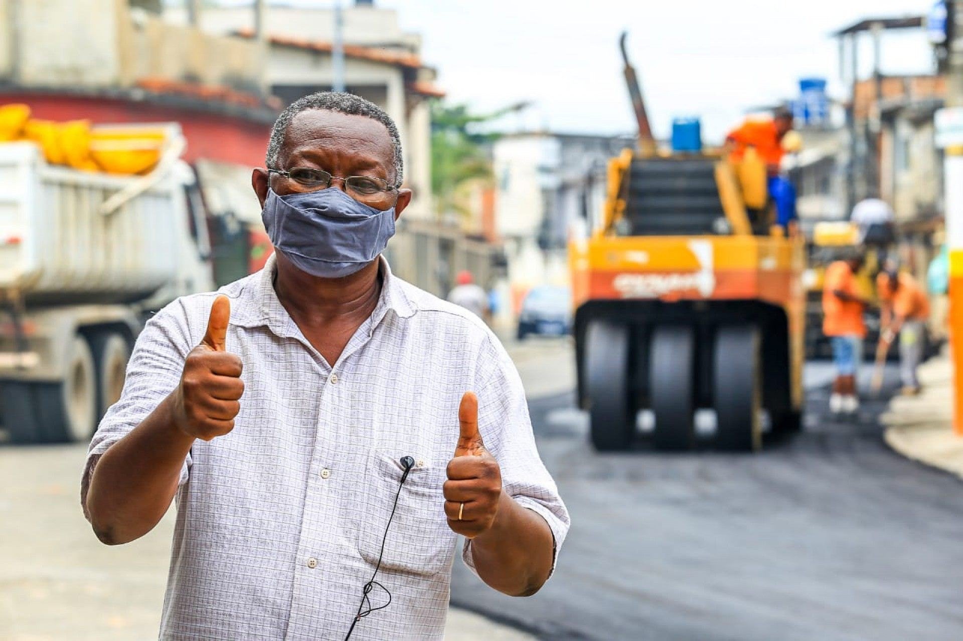 O comerciante Elias Braz mora há muitos anos em Heliópolis e ficou feliz com o asfalto na Rua Júlio de Amorim Pereira - Rafael Barreto / PMBR