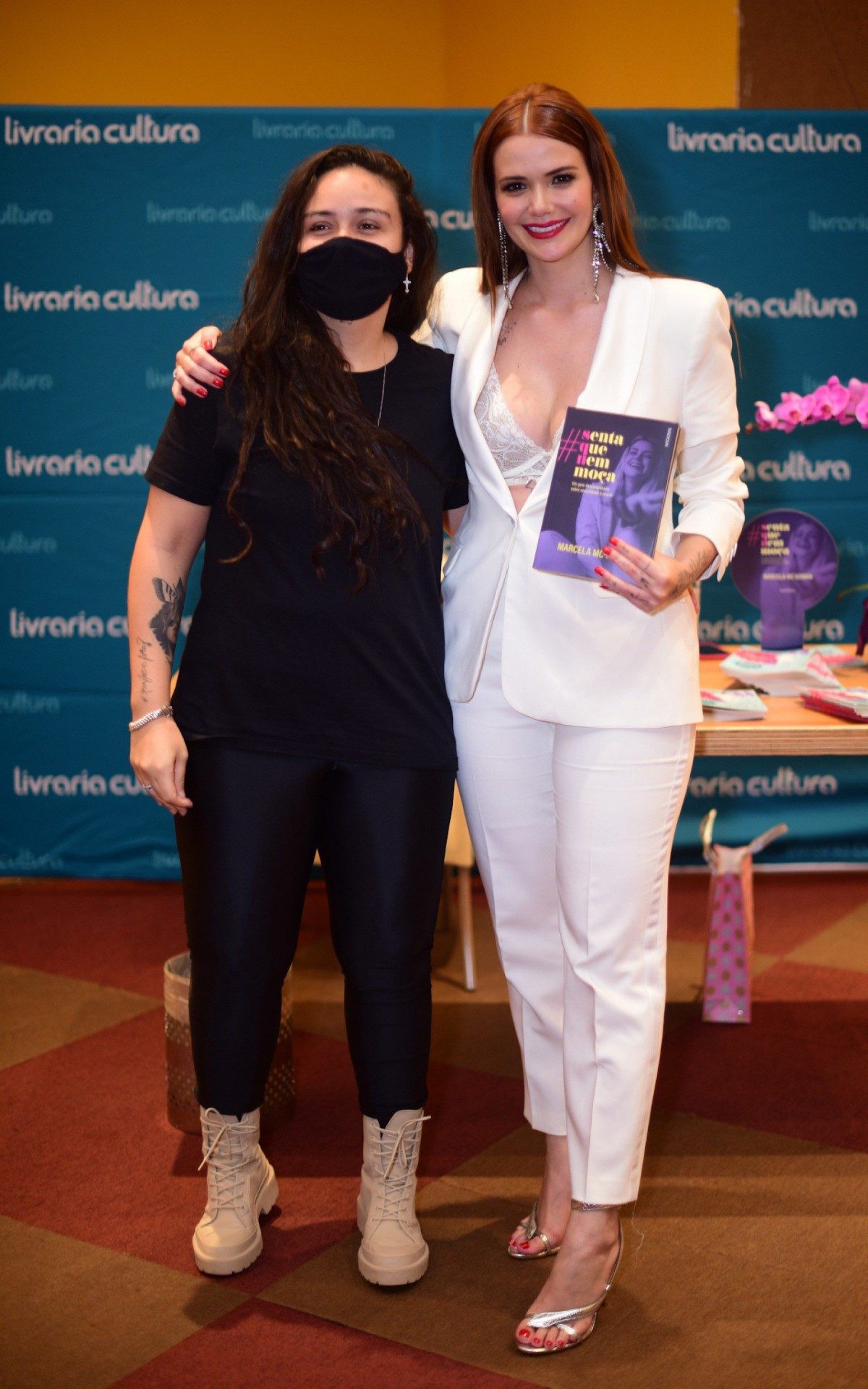 Marcela Mc Gowan e a namorada, Luiza, no lan&ccedil;amento de seu livro, em S&atilde;o Paulo, nesta quarta-feira