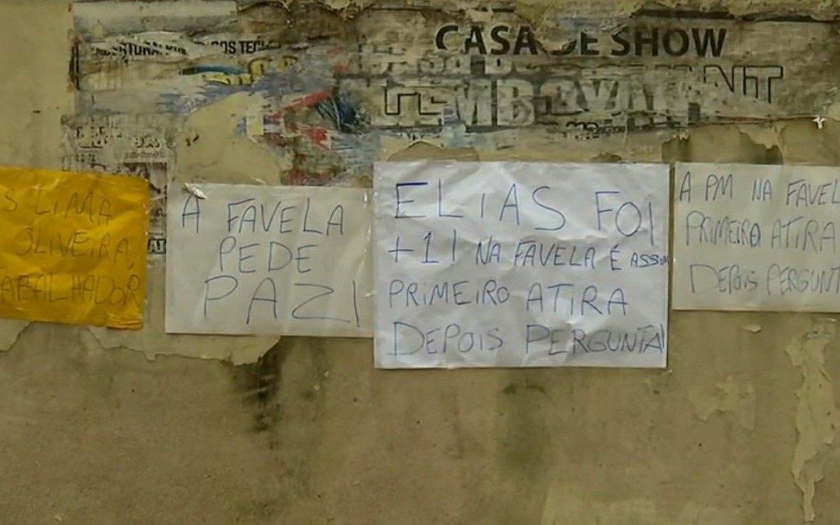 Moradores fizeram cartazes pedindo justiça pela morte do entregador - Reprodução / TV Globo