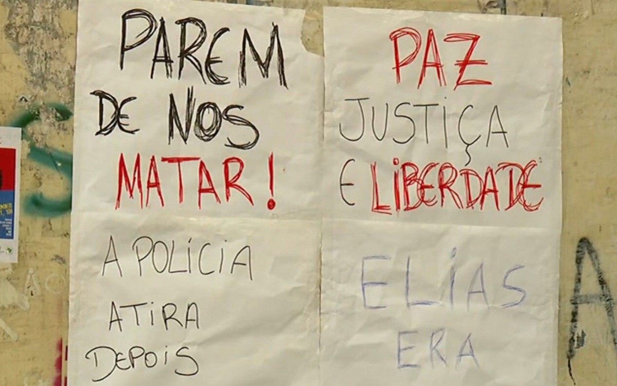 Moradores fizeram cartazes pedindo justiça pela morte do entregador - Reprodução / TV Globo