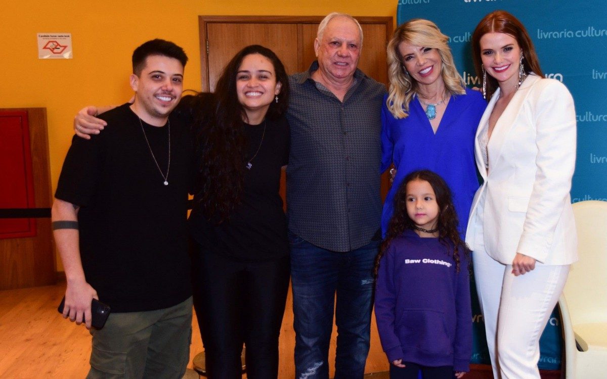 Marcela Mc Gowan com a fam&iacute;lia e a namorada, Luiza, no lan&ccedil;amento de seu livro