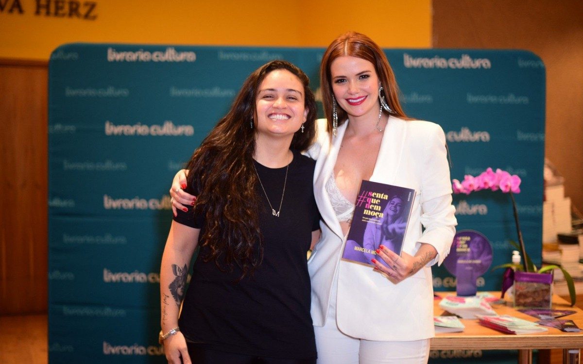 Marcela Mc Gowan e a namorada, Luiza, no lançamento de seu livro, em São Paulo, nesta quarta-feira - Ag. News