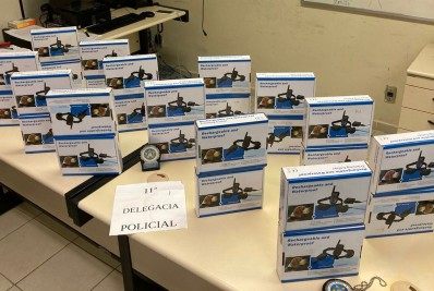 Pai e filho são presos por venderem coleira de choque para cães no Rio