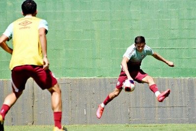 Fluminense acerta renovação de lateral-esquerdo