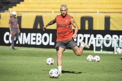 Ex-jogador do Vasco na Série B afirma que seria titular no Flamengo: 'Fui muito melhor que o Arrascaeta'